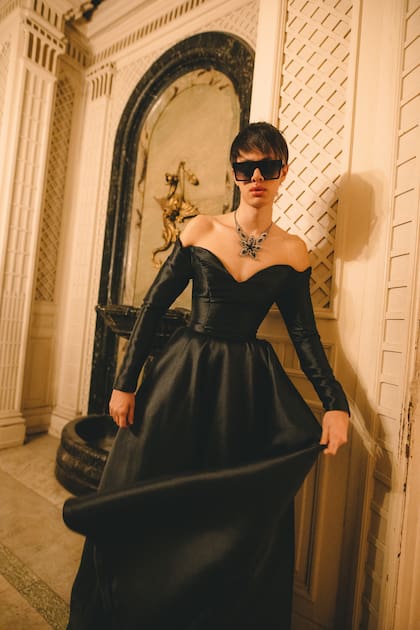 Dante Ortega, de negro para The Rebirth. Santiago Artemis eligi una pasada de novia especial.