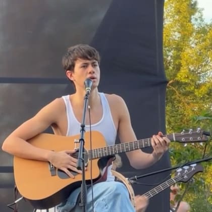 Dante Ortega sigue los pasos de su familia y ya se lanzó como actor y cantante (Foto: Instagram @_danteortega_)