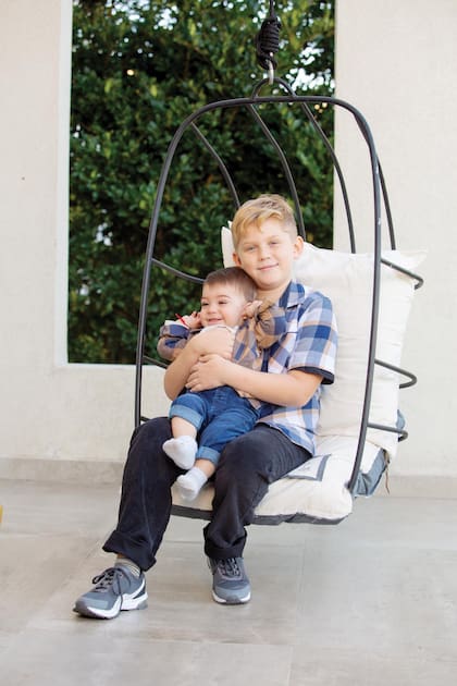 Dante posa en brazos de su hermano Milo: "Está muy estimulado por sus hermanos, es un bebé mimado por toda la familia", cuenta la mamá, orgullosa.