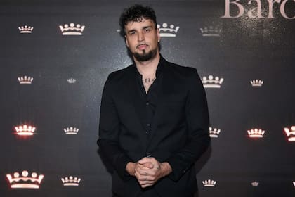 Dante Spinetta apostó al total black