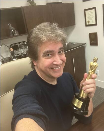 Dante tras recibir el Martín Fierro Latino a la mejor conducción por La divina noche, reconocimiento otorgado por la la Asociación de Periodistas de la Televisión y la Radiofonía Argentinas (Aptra). La estatuilla fue recibida por Camilo Quintana y José Luis Rodríguez, padrino del ciclo.