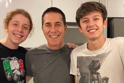 Dante y Benicio, los hijos que tuvo durante su primer matrimonio. A pesar de lo traumático de la pandemia, el periodista celebra poder compartir la convivencia con ellos