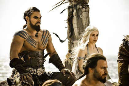Jason Momoa y Emilia Clarke, dos de los intérpretes consagrados por la serie; Clarke fue la segunda elección para Daenerys Targaryen, quien reemplazó a Tamzin Merchant