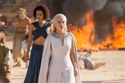 Emilia Clarke y Nathalie Emmanuel en una escena de la serie de HBO