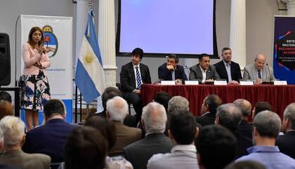 Danya Tavela, secretaria de Políticas Universitarias, explica el Sistema de Reconocimiento Académico