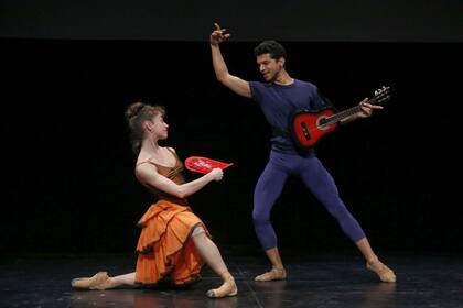 Emilia Peredo Aguirre y Jiva Velázquez, solistas actualmente en el Ballet Estable del Teatro Colón, recrean una escena de "Don Quijote" en "Danza de los Estados"