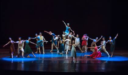 La Compañía de Arte Buenos Aires abrió la función con el Himno Danzar por la Paz