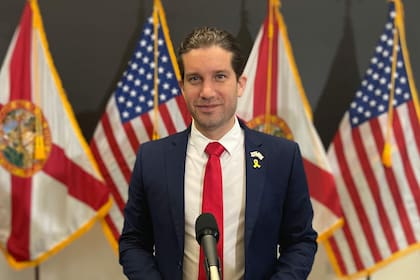 Danzinger fue elegido por segunda vez como alcalde de Surfside