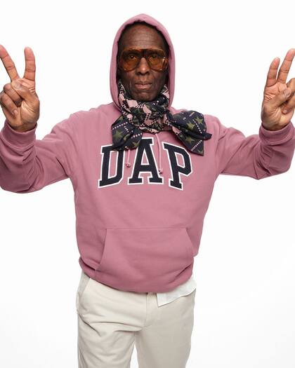 Dapper Dap modeló su propio diseño de GAP (Crédito: Instagram/@dapperdanharlem)