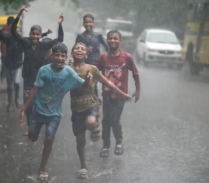 Dar un paseo bajo la lluvia permite recibir una dosis considerable de iones negativos, que potencian la serotonina