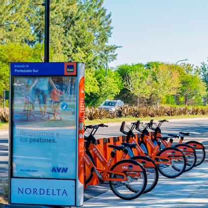Dar una vuelta por Nordelta en bici puede ser un gran plan de tarde de verano.