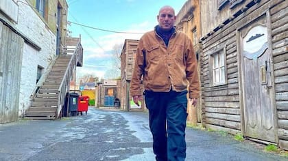 Daren camina llevando una tarjeta explicando su condición porque no puede hablar durante un ataque