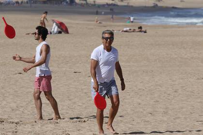 Mientras Ricardo Darín espera la pelota, el Chino hace malabares con la raqueta
