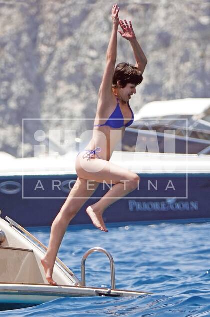 Úrsula es una activa defensora de los océanos: desde sus redes sociales, advierte sobre los altísimos niveles de contaminación actuales. En Capri, recogió los plásticos que encontró en la playa y los tiró a la basura