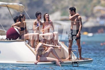 Llevan tres años de novios y ya pasearon su romance por Hong Kong, Miami, Bariloche, Punta del Este, Santorini. y ahora aterrizaron en la isla de Capri