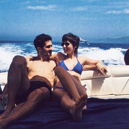 Úrsula lució su clásico corte “pixie”, comodísimo para los días de playa.