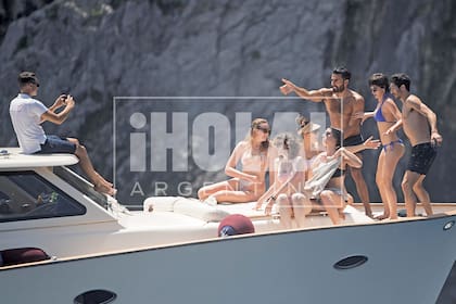 El crucero Lovely Time navegó con tripulación mínima: apenas un marinero que se lució también como fotógrafo del grupo.