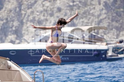 Divertida, ensayó una especie de “bomba”.