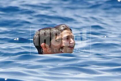 El Chino la esperaba en el agua.