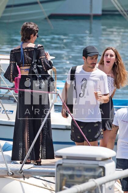 Se embarcaron en Lovely Time, un crucero de 11,5 de eslora, con un camarote y dos camas. Los acompañaron cinco amigos, entre ellos los maquilladores Amparo Sánchez e Iván Gómez, que asistieron a Úrsula en los compromisos profesionales que sostuvo en la isla.