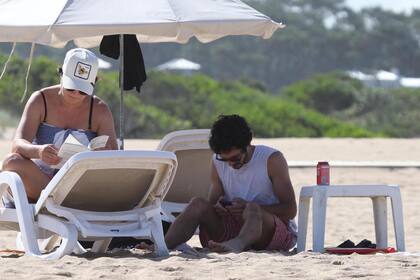 El Chino Darín hace una pausa de las charlas familiares para usar su celular