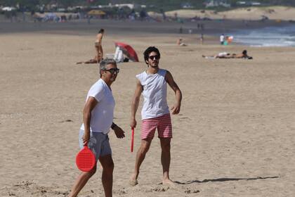 Ricardo y el Chino Darín juegan un partido de pelota paleta en la playa