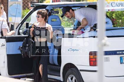 Llegaron a Marina Grande en un simpático taxi convertible