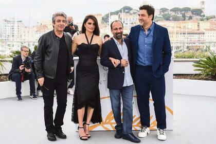 Darín, Cruz, el director iraní y Bardem, en Cannes
