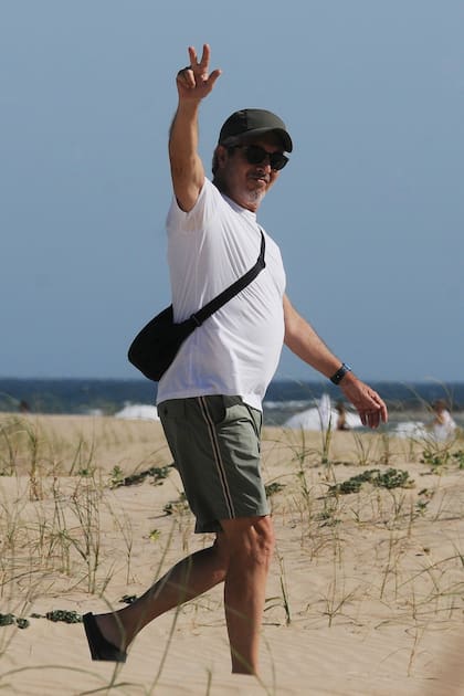 Darín saluda a
nuestro fotógrafo,
protegido del sol con
una gorra y anteojos
oscuros