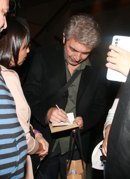 Darín, siempre simpático con sus seguidores, se dispuso a firmar autógrafos y saludar a sus fans a la salida del teatro