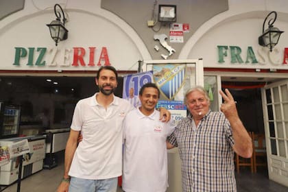 Darío Silva, en la pizzería Frascati, junto a Antonio Della Rata, su amigo y "jefe"