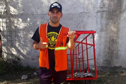 Darío Musa trabaja como carrero y vive en Villa Madrid, Lomas de Zamora.