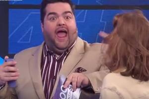 Darío Barassi, asombrado con los textos en el celular de su productora (Crédito: Captura de video eltrece)