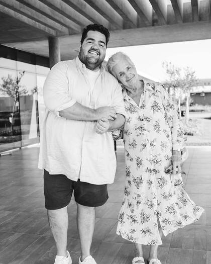 Darío Barassi junto a Laura, su mamá