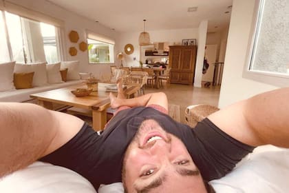 Darío Barassi posó a pura sonrisa desde su nuevo living
