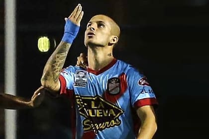 Darío Benedetto debutó en 2007 en Arsenal. Siempre le dedica sus goles a su madre, que falleció cuando él tenía 12 años