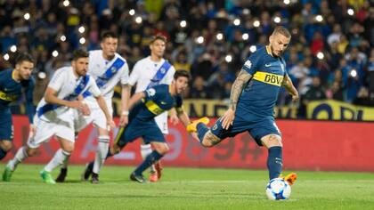 Darío Benedetto ejecuta el penal ante Guillermo Brown, por Copa Argentina