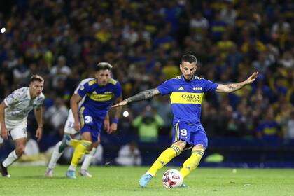 Darío Benedetto ejecuta implacable el penal que consiguió Luis Vázquez; el 1-0 le duró apenas nueve minutos a Boca.