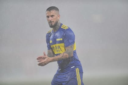 Dario Benedetto, el goleador de Boca Juniors bajo la torrencial lluvia en Avellaneda; allí marcó dos goles; ahora, fue durísimo con Almendra