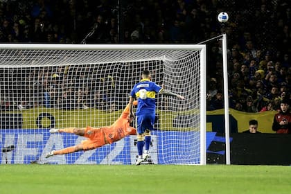 Darío Benedetto falla el penal que habría sido decisivo para la clasificación de Boca en caso de acertarlo; Corinthians terminó ganando la tanda y el pase a los cuartos de final.