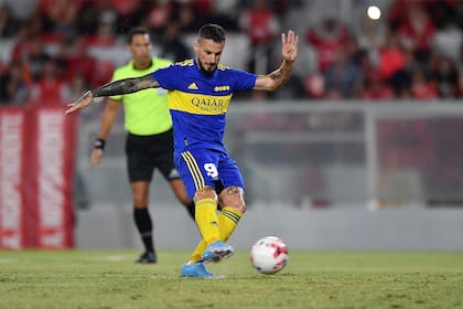 Dario Benedetto le anota un gol de penal a Independiente