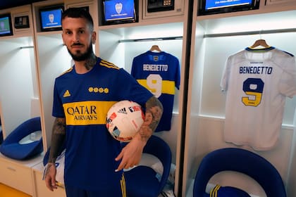 Darío Benedetto posa con el último modelo titular de la camiseta de Boca con la publicidad de Qatar Airways