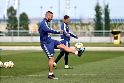 Darío Benedetto y Paulo Dybala, en la práctica de esta mañana en Madrid.