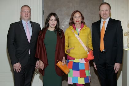 Darío Campidoglio y Carminne Dodero, organizadores de la visita de Ágatha, y Juan Fernando Cavalieri –el anfitrión– posaron con la
diseñadora al comienzo de la noche.