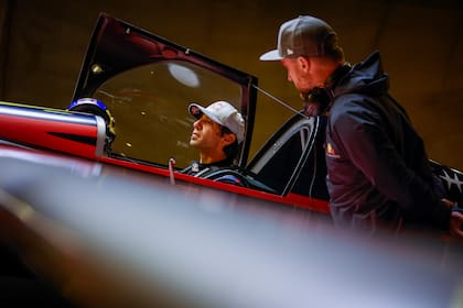 Dario Costa de Italia y su mecánico Anthony Hill de Australia antes del vuelo a través de los dos túneles de Çatalca en Estambul, Turquía
