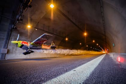 Dario Costa volando a través de los dos túneles de Çatalca en Estambul