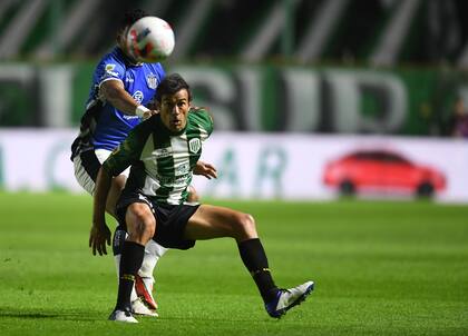 Darío Cvitanich aguanta la pelota en el partido que Banfield venció a Talleres de Córdoba
