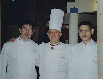 Darío (der) junto al destacado chef francés Paul Bocuse, cuando participó en 1999 del concurso Bocuse d´Or en Lyon; a la izquierda Ariel Rodríguez Palacios