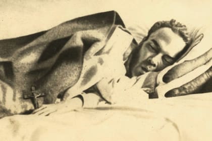 Darío en su lecho de muerte con el crucifijo en la mano