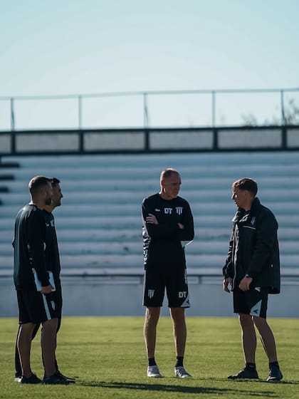 Darío Franco con su grupo de trabajo, durante un entrenamiento de Gimnasia de Mendoza